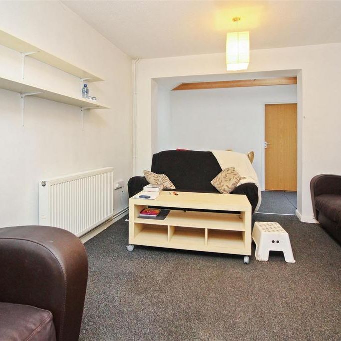 4 bedroom end of terrace house to rent - Photo 1