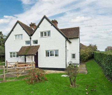 An idyllic country cottage on a working farm with an enclosed garde... - Photo 4