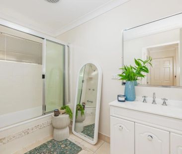 Spacious 4-Bedroom Home in Prime Greenview Estate - Photo 2