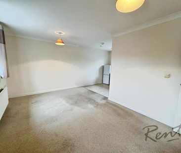 2 bedroom coach house to rent - Photo 2