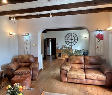 4 bedroom Superb Four Bedroom Detached House to rent - Photo 2