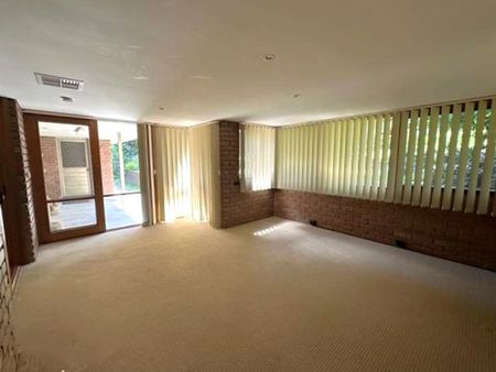 CHARMING 4 BEDROOM FAMILY HOME - Photo 3