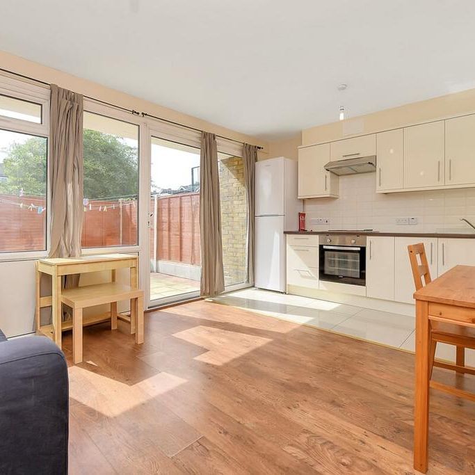 4 bedroom terraced house to rent - Photo 1