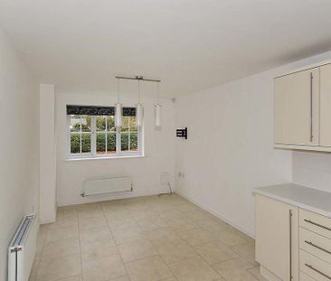 4 bedroom detached house to rent - Photo 2