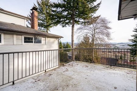 A BEAUTIFUL SPACIOUS HOME IN CAPE HORN, COQUITLAM - Photo 4