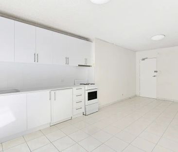 Top Floor One Bedroom With Lock Up Garage - Photo 6