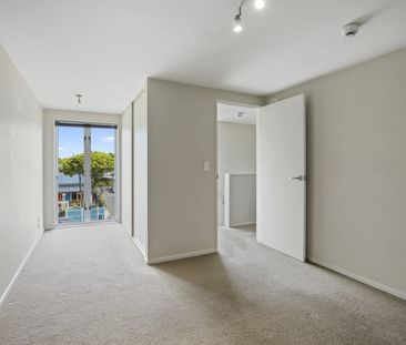 Stylish two-bedroom apartment puts you in the heart of the city - Photo 2