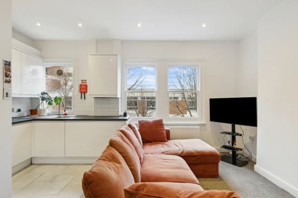 2 bedroom flat in London - Photo 1