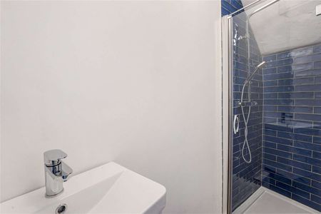 A well-presented three bedroom house on Battersea Bridge Road. - Photo 4