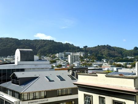 City Living - 2 Bedroom Apartment with secured covered car park - Photo 2