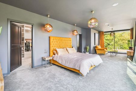 A bright open plan 5 bedroom house complete with its own swimming pool, jacuzzi, gym and cinema room. - Photo 5