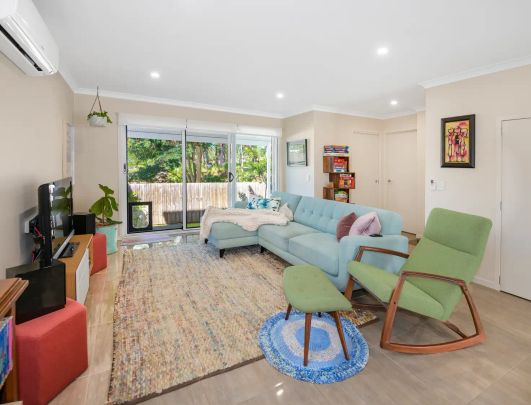 “Stunning Townhouse In Prime Location” - Photo 1