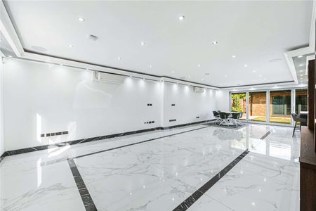 A five bedroom family home with gated off-street parking. - Photo 3