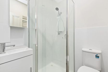 Prime Richmond Living – Hidden Gem in a Coveted Street! - Photo 5