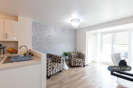 4 bedroom semi-detached house to rent - Photo 2