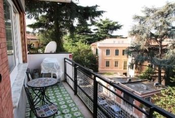 Aventino-S.Saba: Brand new 3 Bedroom, 3 bath, spacious triple living-dining room, modern kitchen, large balconies. Air conditioning, alarm, lots of natural light, located on quiet tree lined street walking distance to all services, metro, FAO. Ref 2057