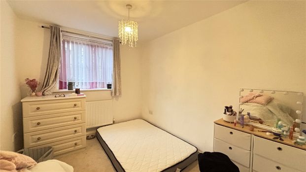 Somerset Road, Farnborough, Hampshire, GU14 - Photo 1