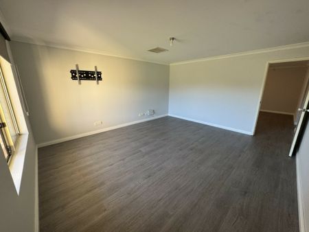 LARGE FAMILY HOME IN PINJARRA - Photo 3