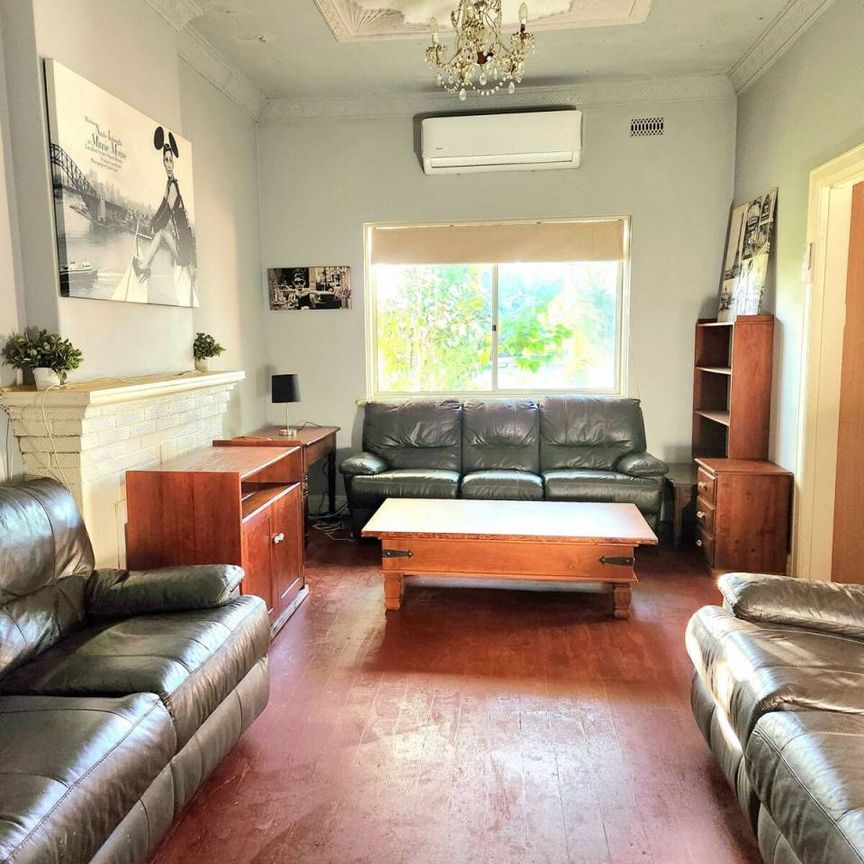 3BR Home in Caulfield South with Air-Conditioning & Private Backyard Oasis - Photo 1