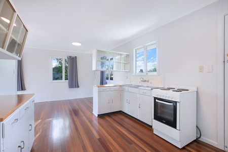 FAMILY HOME IN PRIME LOCATION - Photo 4