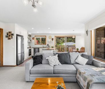 Quality Cambridge Home Offering Comfort and Convenience - Photo 2