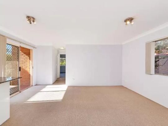 Apartment with 2 bedrooms, 2 bathrooms & parking for 1 car - Photo 1