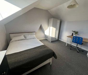 Large Property // Bed & Bath // July, LN5 - Photo 2