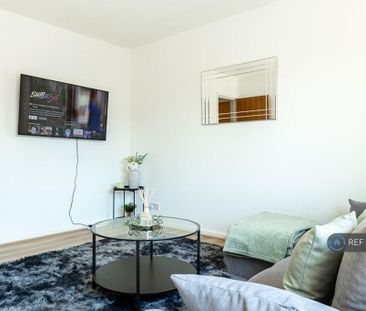 3 bedroom flat to rent - Photo 3