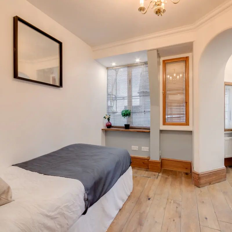 3 bedroom flat in London - Photo 1