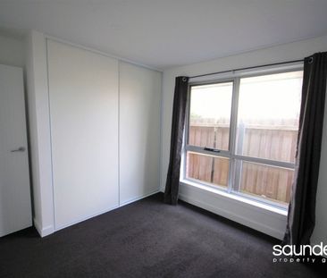 Low maintenance modern unit - Photo 6