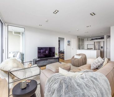 UNFURNISED Spacious two bed plus study - Photo 3