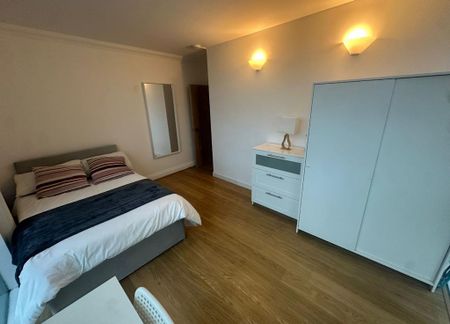 4 bedroom flat share to rent - Photo 4