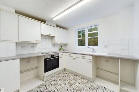 Gould Close, Newbury, Berkshire, RG14 - Photo 2