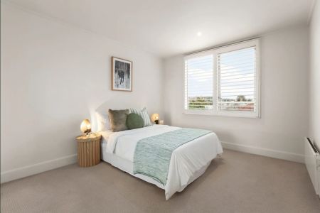 Spacious and Bright Apartment with Spectacular Foreshore Appeal! - Photo 5