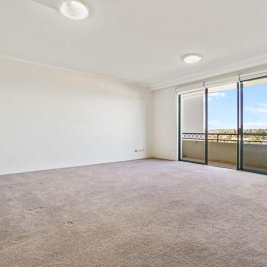 Very Bright Two Bedroom Apartment with District Views... - Photo 1
