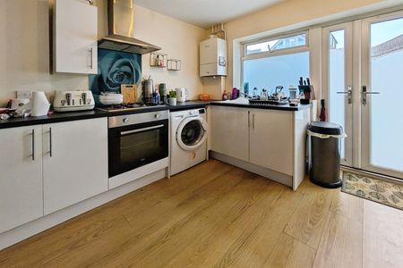 Howards Grove, SO15 - Photo 3