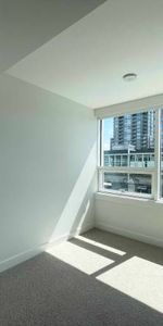 Bright and spacious 3 Bed 2Bath w/ Balcony - Photo 3