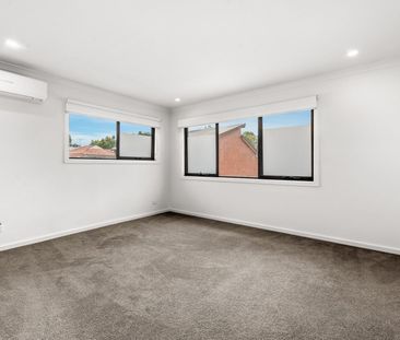 Modern Townhouse in Prime Location - Photo 2