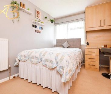 4 bedroom semi-detached house - Photo 4