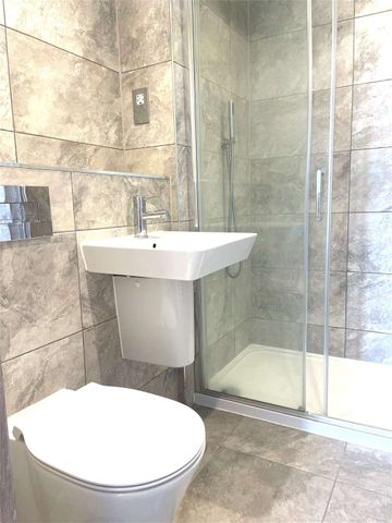 Two bedroom purpose built apartment - Photo 4