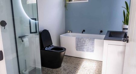 Modern 4BR Te Atatu Gem - AC & Garden! - Photo 4