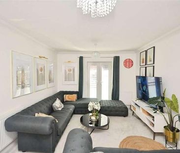 Savoy Grove, Hornchurch, Essex, RM11 - Photo 2