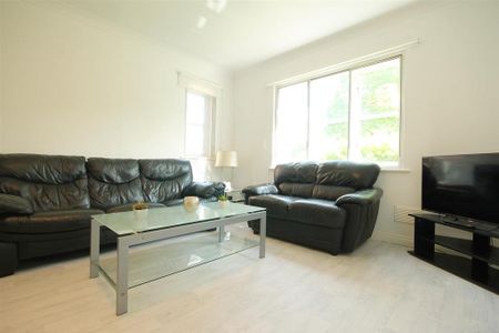 3 bedroom apartment to rent - Photo 2