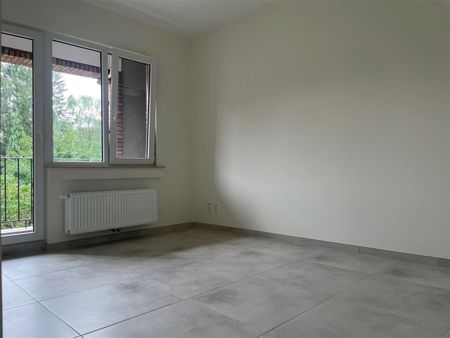 Volledig gerenoveerd appartement met 2 slaapkamers en garage met oprit. - Photo 4