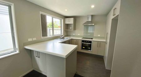 RICCARTON - 4 BEDROOM, 2 X BATHROOM TOWNHOUSE WITH DOUBLE GARAGE - Photo 4