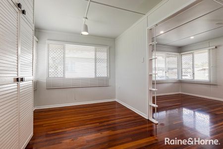 NEAT & TIDY THREE BEDROOM HOME IN WEST GLADSTONE! - Photo 2