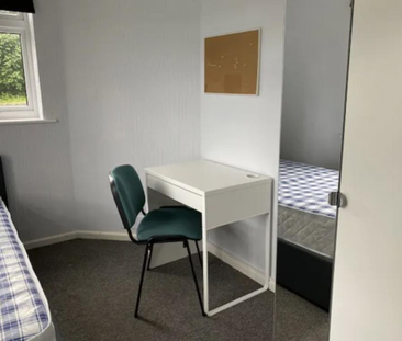 4 bedroom semi-detached house to rent - Photo 4