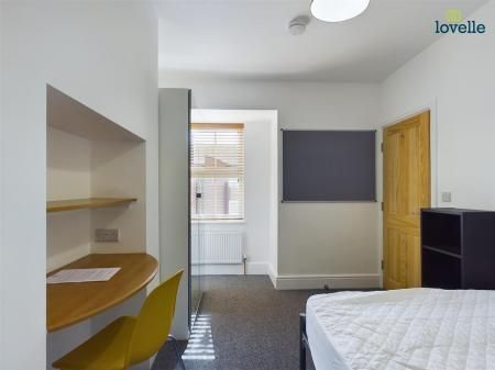 4 bedroom House To Let - Photo 2