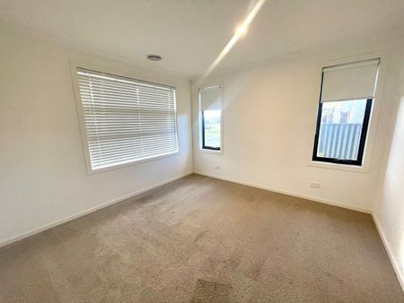 17 Ruislip Avenue, Strathtulloh, VIC 3338 - Photo 2