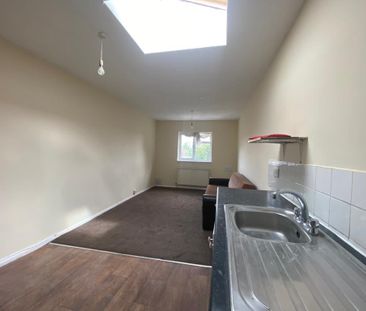 2 Bed Terraced House, Brookscroft Road, E17 - Photo 3